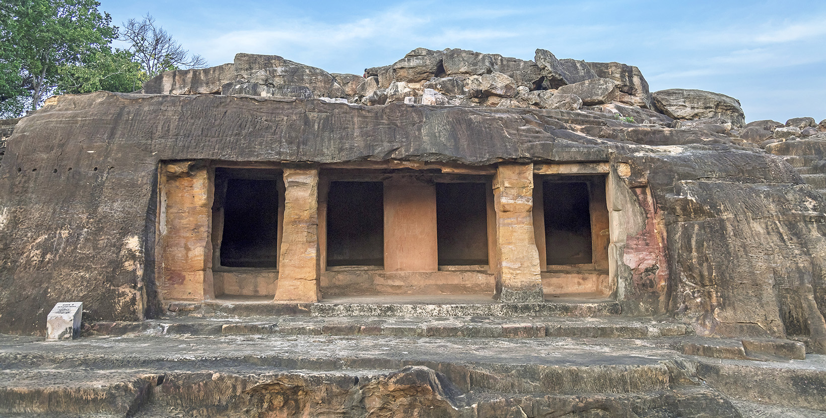 2-khandagiri-and-udaigiri-caves-bhubaneswar