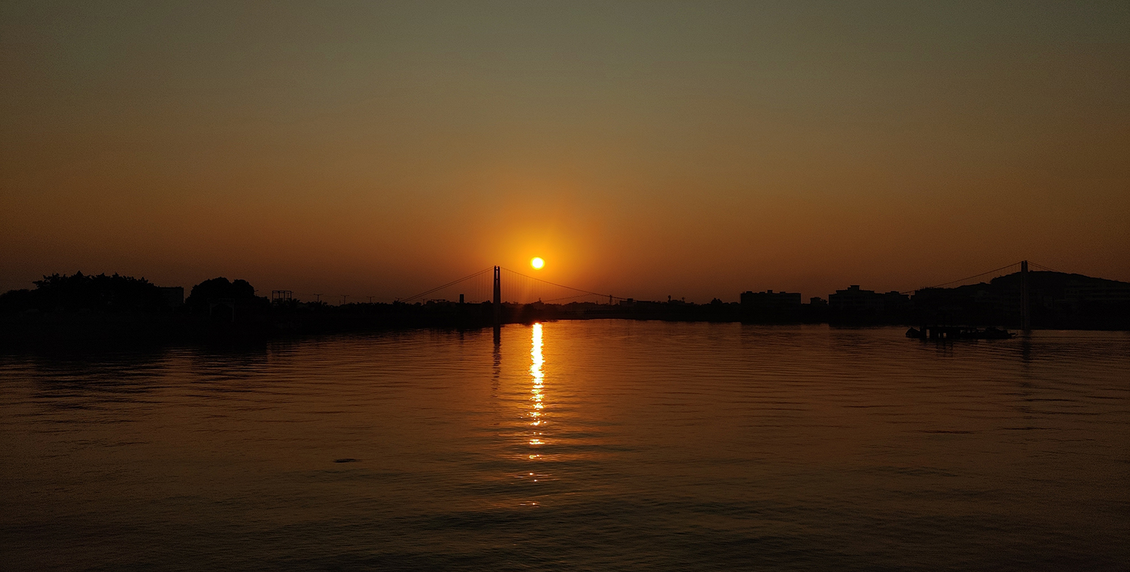 A beautiful sunset at the lake view point. It was serene and beautiful. Sunset calms down the mind as the sun goes down slowly in the evening.